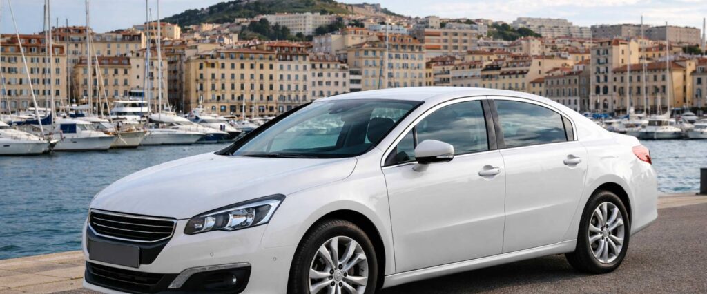 Voiture d’occasion berline blanche à Marseille, annonce auto locale autour du Vieux-Port