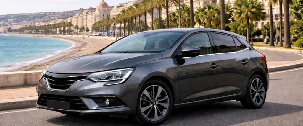 Voiture d’occasion à Nice stationnée en bord de mer, annonce auto locale dans les Alpes-Maritimes