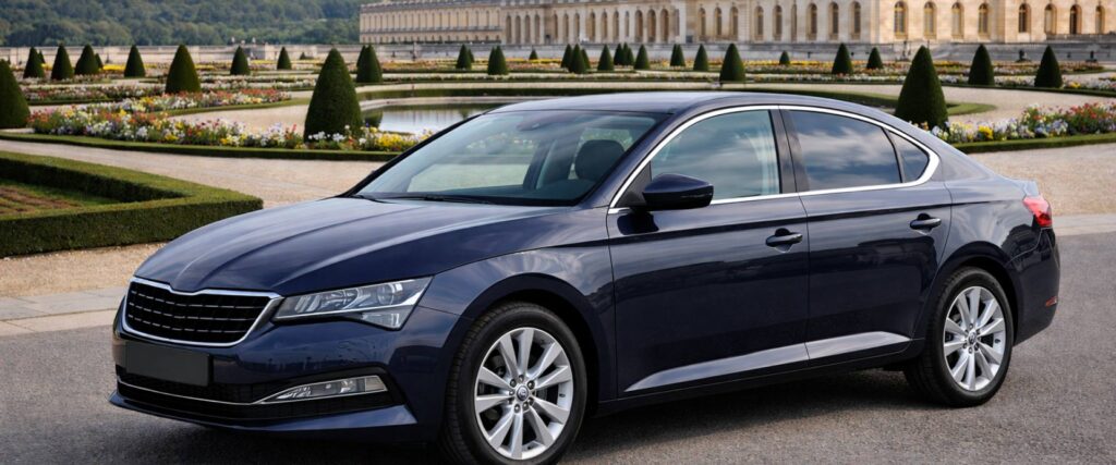 Voiture d’occasion bleu foncé à Versailles près du Palais, annonce auto locale dans les Yvelines
